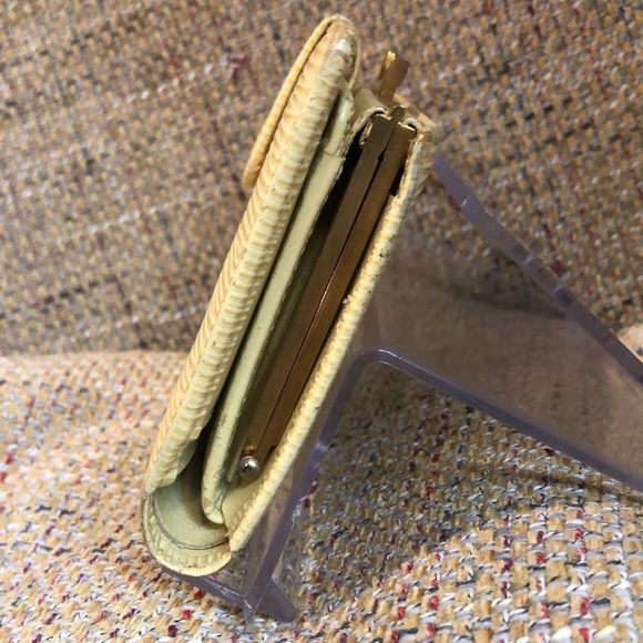 LOUIS VUITTON Ivory EPI Porte Monnaie Viennois Bifold KissLock Wallet Authentic - Picture 6 of 17